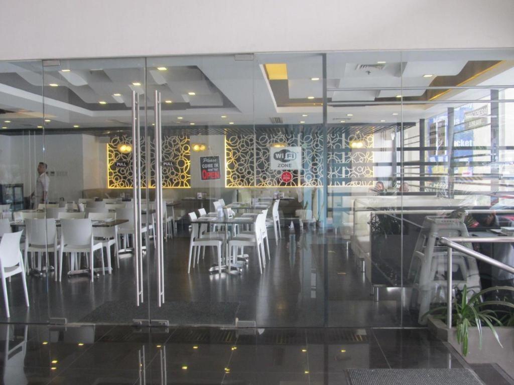 Sequoia Hotel Quezon City Esterno foto