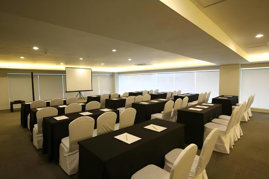 Sequoia Hotel Quezon City Esterno foto