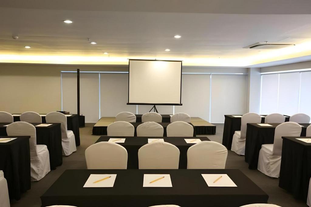 Sequoia Hotel Quezon City Esterno foto